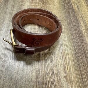 Duluth Trading Co Mens Leather Belt Brass Buckle Embossed Logo Size 36 Brown